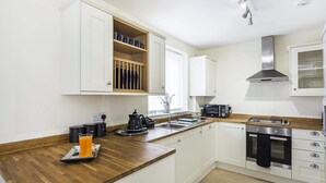 Deluxe Apartment, Multiple Beds, Non Smoking | Private kitchen | Cookware/dishes/utensils - Orchid House Serviced Apartment (Watford)