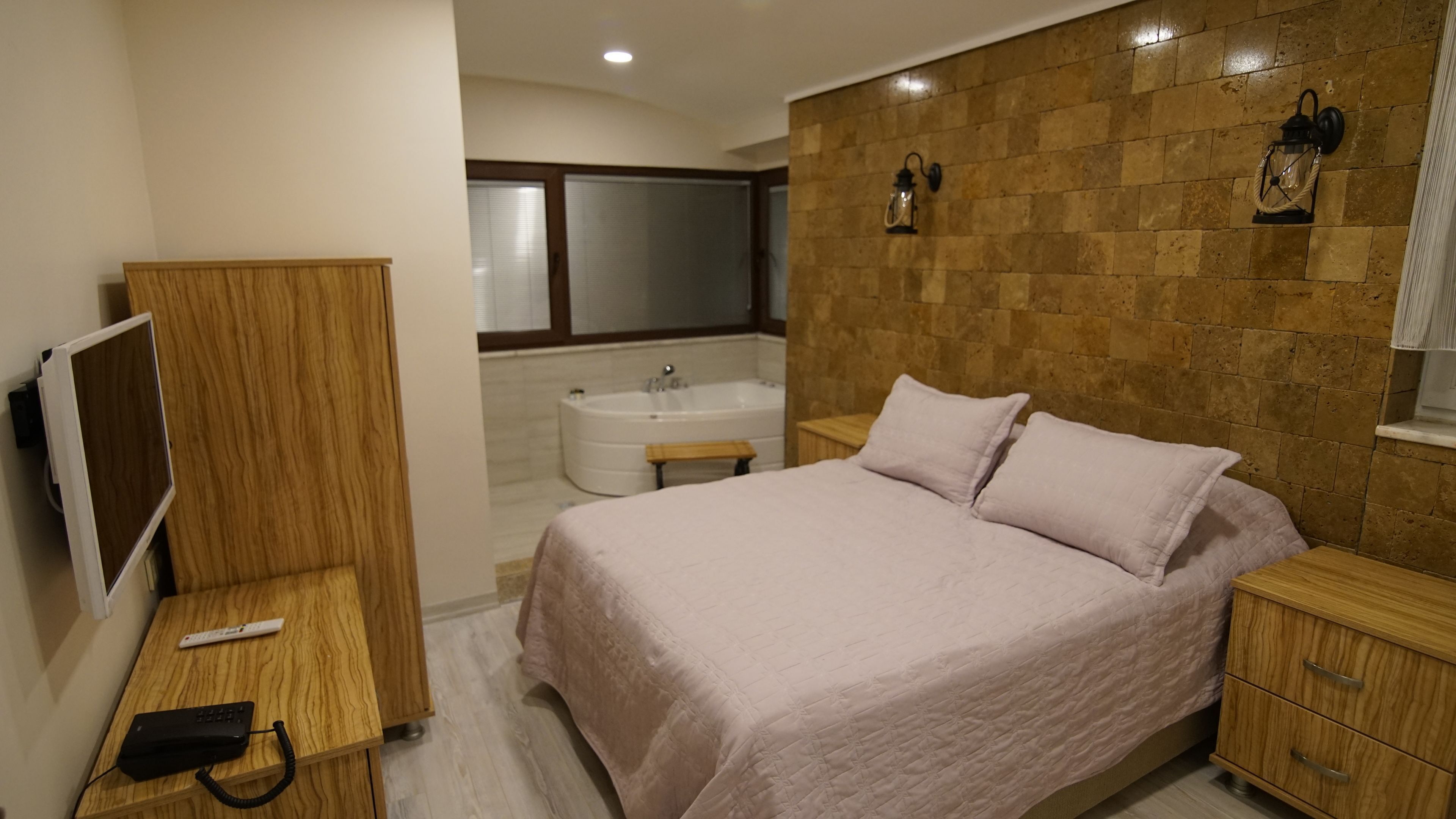Minibar y espacio para trabajar con un portátil