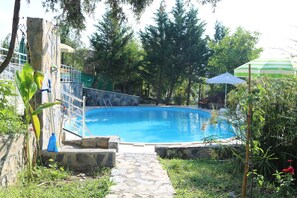 Seasonal outdoor pool, pool umbrellas, pool loungers - Castle Nolana Hotel & Horse Club (Sile)