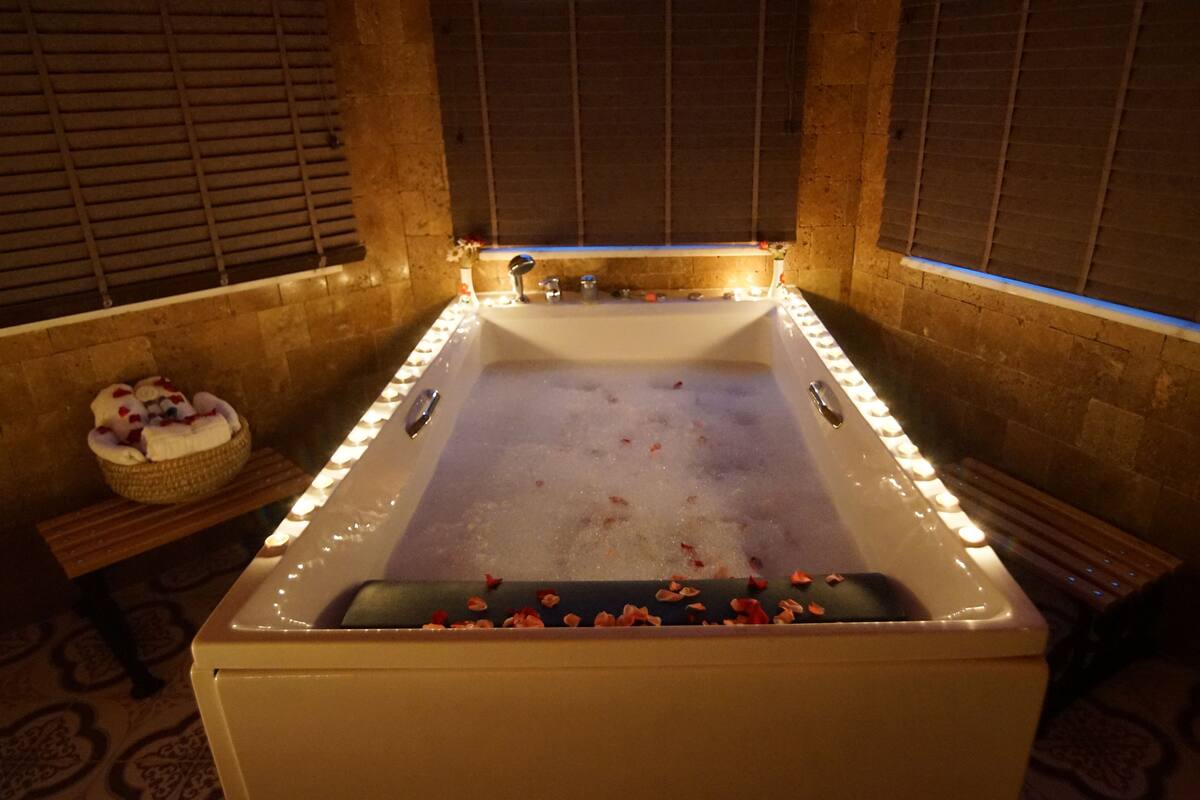 Jetted bathtub