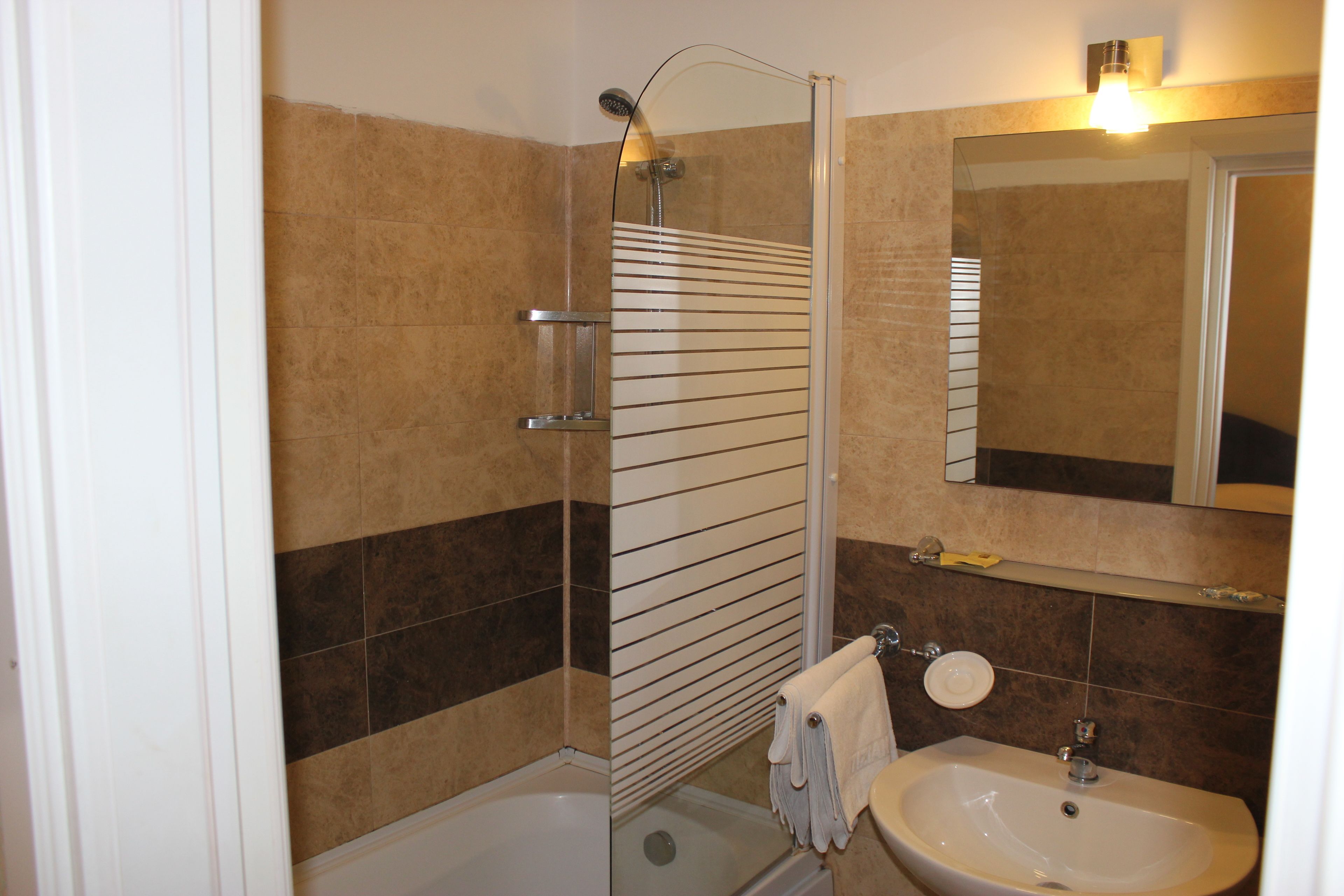 Family Room 4 | Bagno | Doccia, set di cortesia gratuito, asciugacapelli, bidet