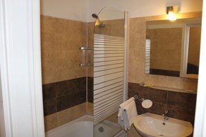 Family Room 4 | Bathroom | Shower, free toiletries, hair dryer, bidet - Flavia B&B (Constanta)