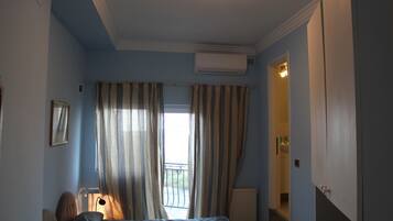 Brankas, meja kerja, tirai kedap cahaya, dan kedap suara