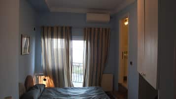 Brankas, meja kerja, tirai kedap cahaya, dan kedap suara