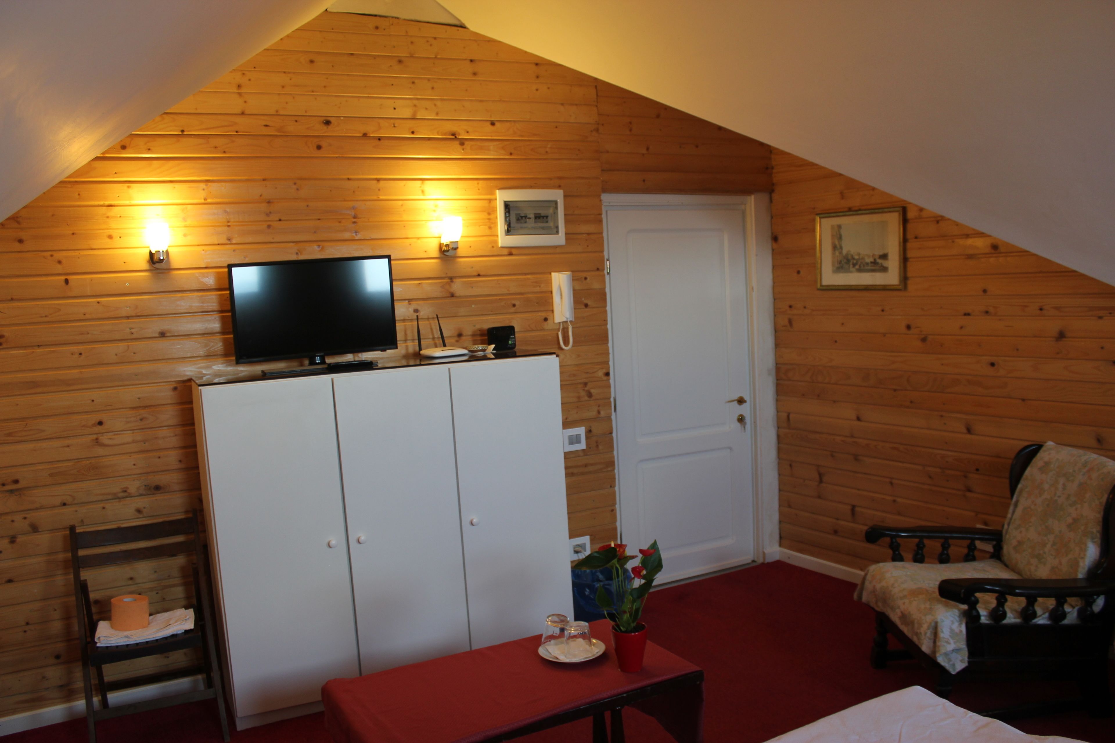 Quarto casal (or triple room in attic) | Cofres nos quartos, escrivaninha, cortinas blackout