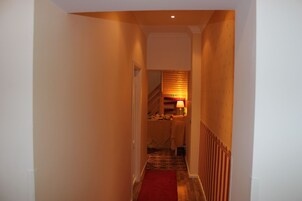 Double or Twin Room with Sea View | 客房内保险箱、办公桌、遮光窗帘、隔音