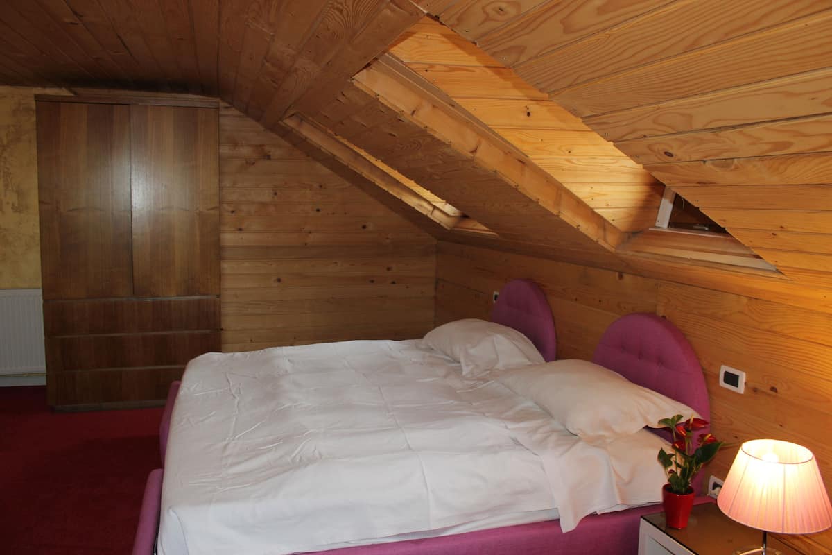 In-room safe, desk, blackout drapes, soundproofing