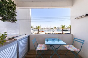 Dining - A01 - Studio with view on the avenue (Lagos)