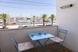 Outdoor dining - A01 - Studio with view on the avenue (Lagos)