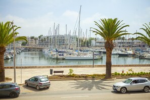 Marina - A01 - Studio with view on the avenue (Lagos)