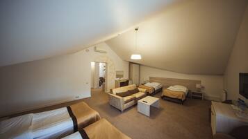 Perhehuone | Tallelokero huoneessa, työpöytä, pimennysverhot, silitysrauta/-lauta