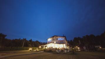 Façade de l’hébergement - soirée/nuit