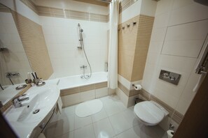 Combined shower/bathtub, free toiletries, hair dryer, slippers