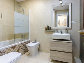 Tina, secadora de cabello, toallas 