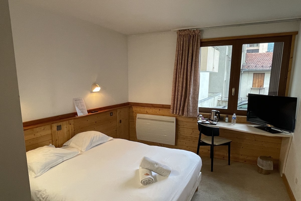 Classic Double Room | Desk, blackout drapes, WiFi (free), individually decorated