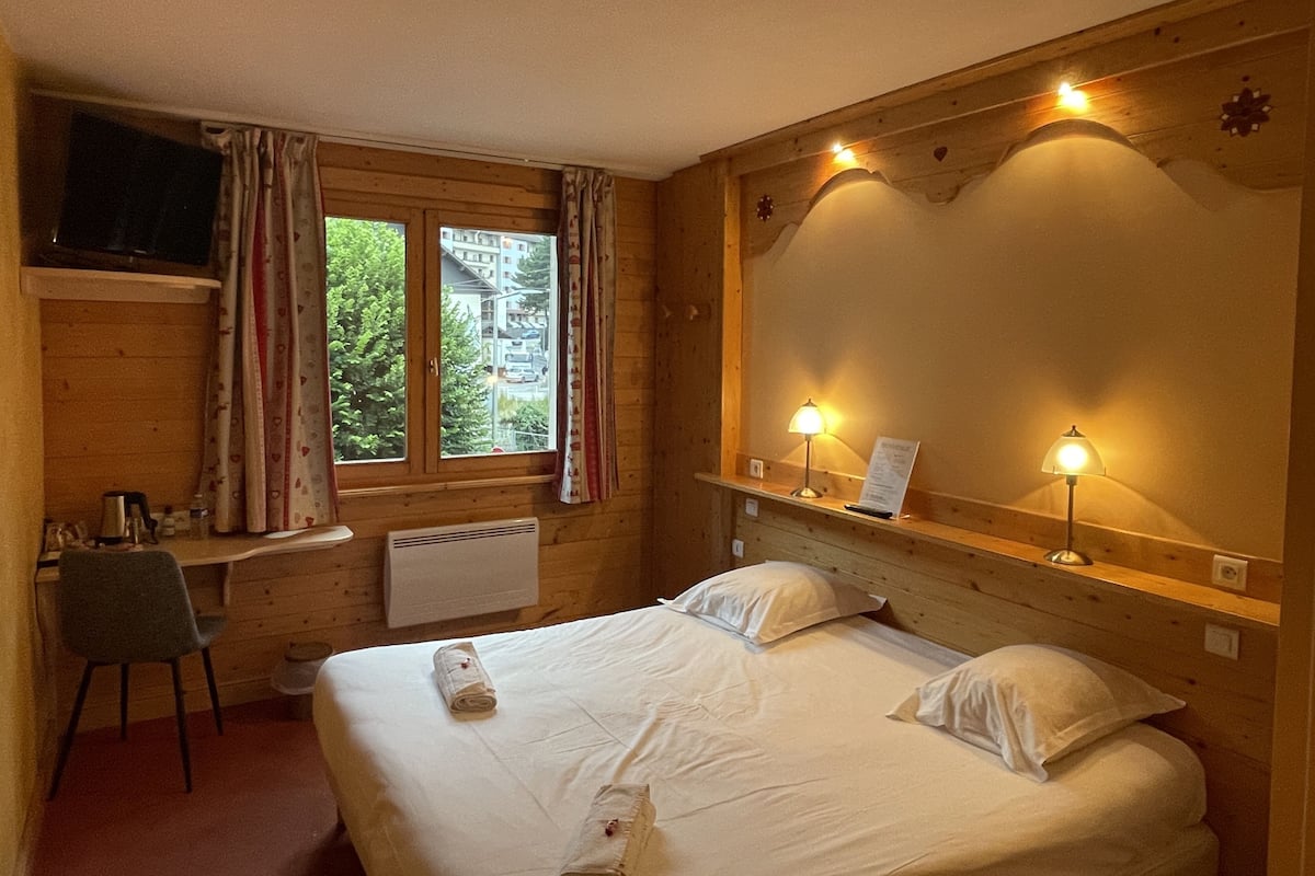 Superior Double Room | Desk, blackout drapes, WiFi (free), individually decorated