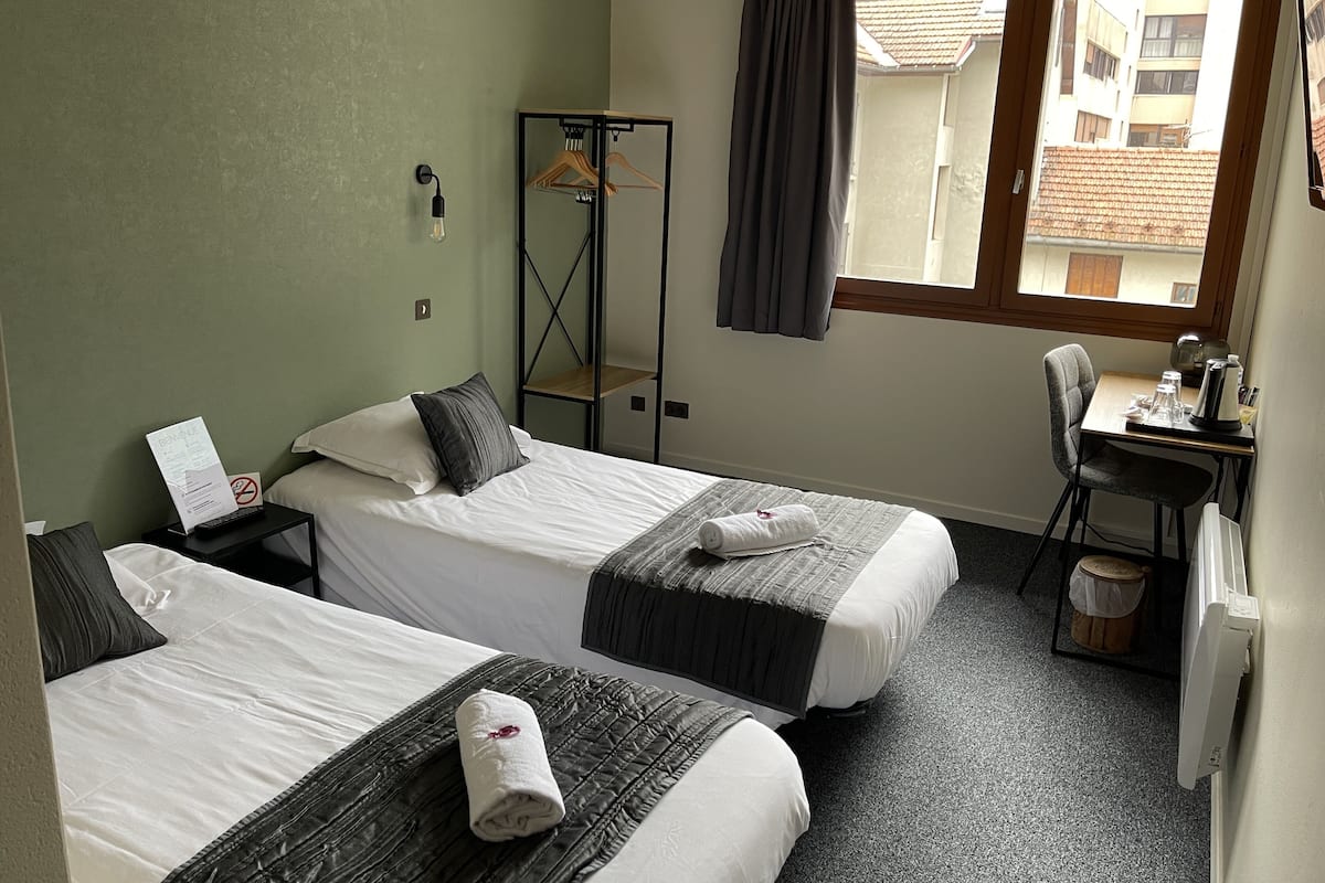 Superior Twin Room | Desk, blackout drapes, WiFi (free), individually decorated