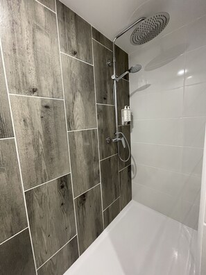 Suite Junior | Bagno | Set di cortesia firmato, asciugacapelli, asciugamani, sapone