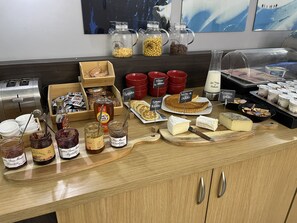 Tägliches Frühstücksbuffet (15 EUR pro Person)