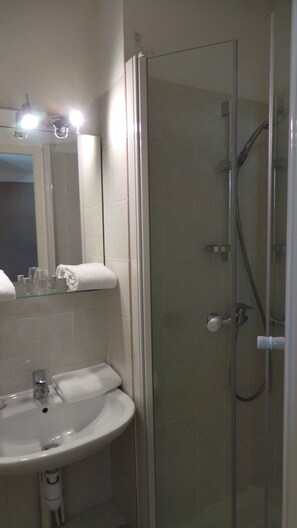 Shower, free toiletries, hair dryer, towels - Hôtel Le Cambronne (Nantes)