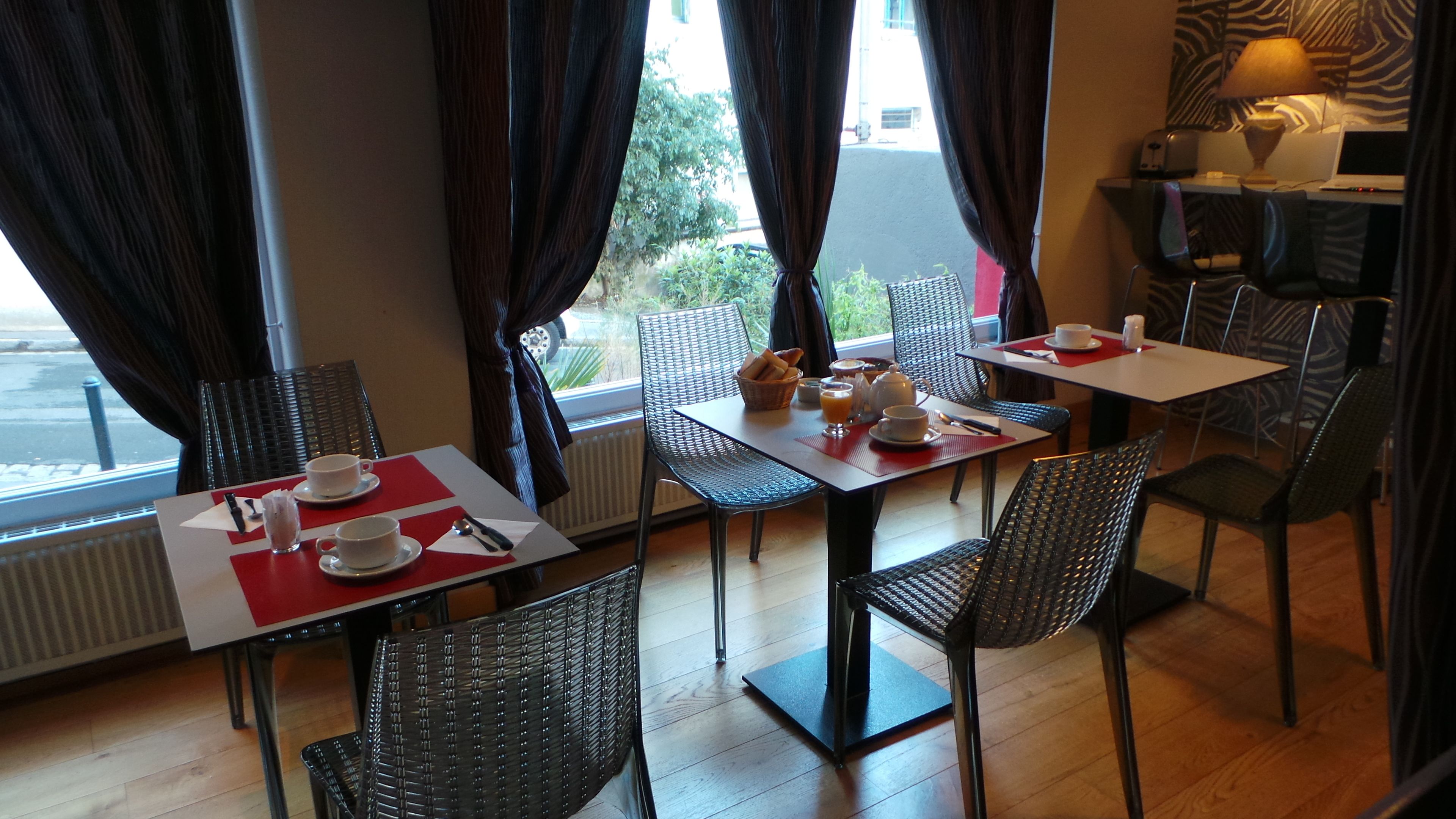 朝食 (コンチネンタル ブレックファスト)、毎日提供 (1 名様 8.50 EUR)