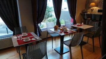 Daily continental breakfast (EUR 8.50 per person)