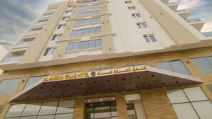 A multi-story hotel with a prominent entrance and a modern architectural design. - Al Murooj Grand Hotel (Muscat)