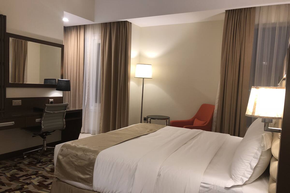 Premium bedding, in-room safe, desk, laptop workspace