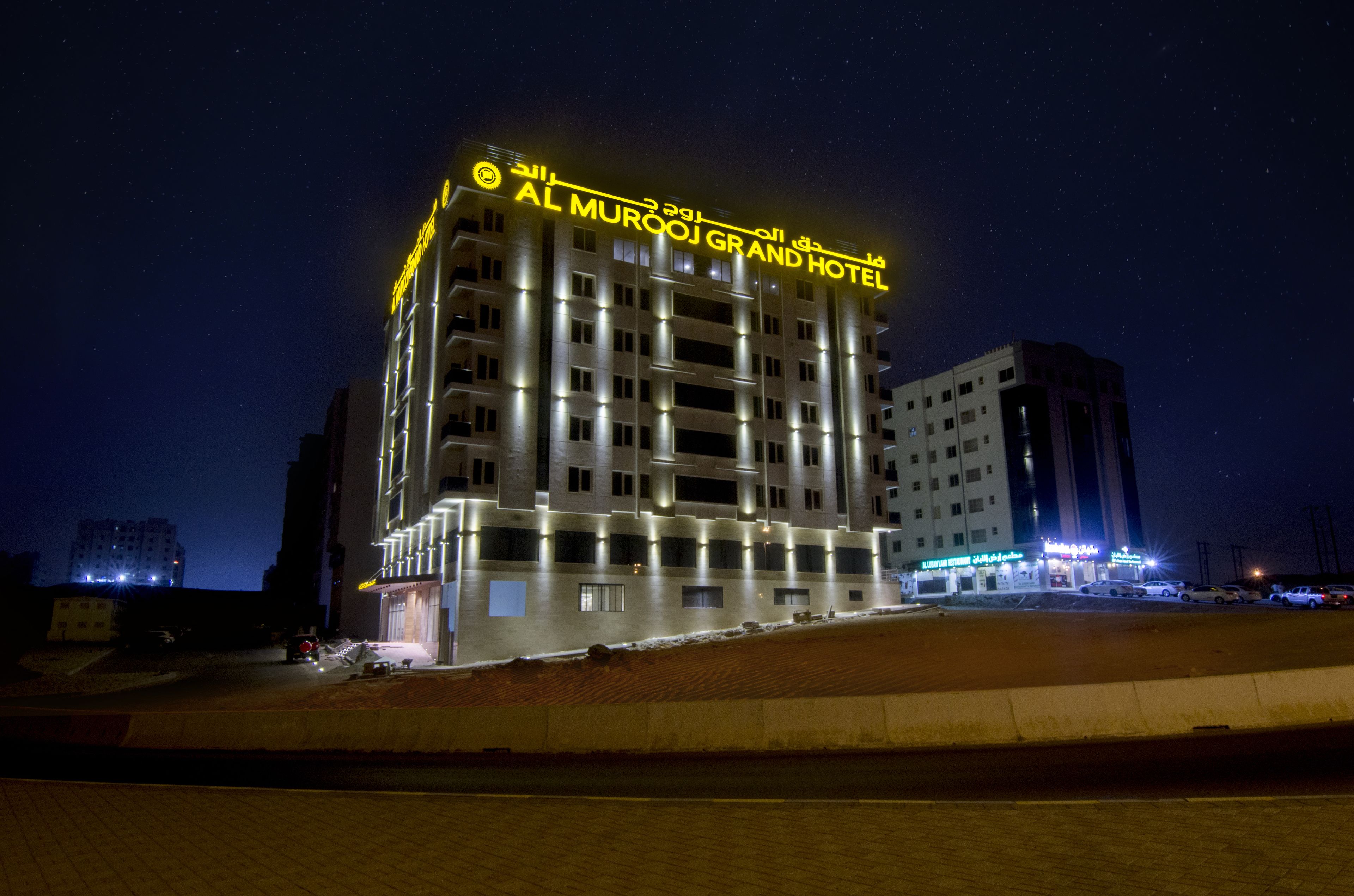 واجهة المنشأة - في المساء/الليل