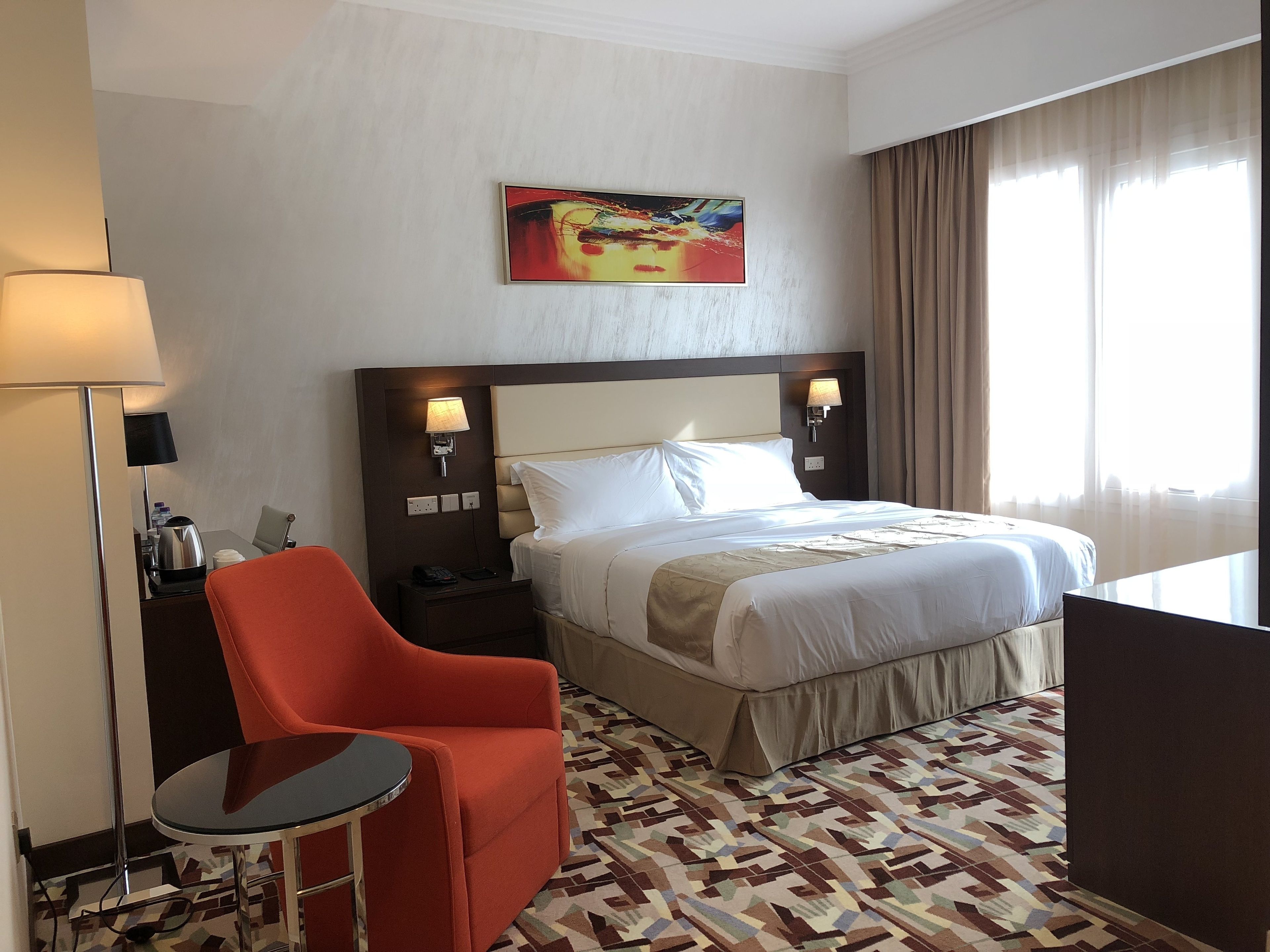 Ropa de cama de alta calidad y caja de seguridad en la habitación 