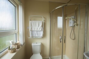 Triple Room | Bathroom | Shower, free toiletries, hair dryer, towels - The Hawthorns Bed & Breakfast (Thurso)