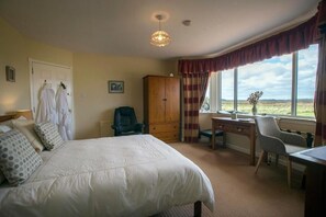 Desk, blackout drapes, iron/ironing board, free WiFi - The Hawthorns Bed & Breakfast (Thurso)