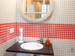 Douche, sèche-cheveux, serviettes fournies