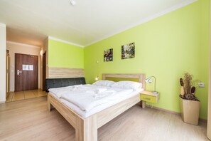 Desk, blackout curtains, cots/infant beds, free WiFi - Nad Královnou Hotel & Restaurant (Prague)