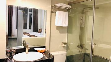 Chambre supérieure double ou avec lits jumeaux, 2 chambres | Douche de la salle de bain