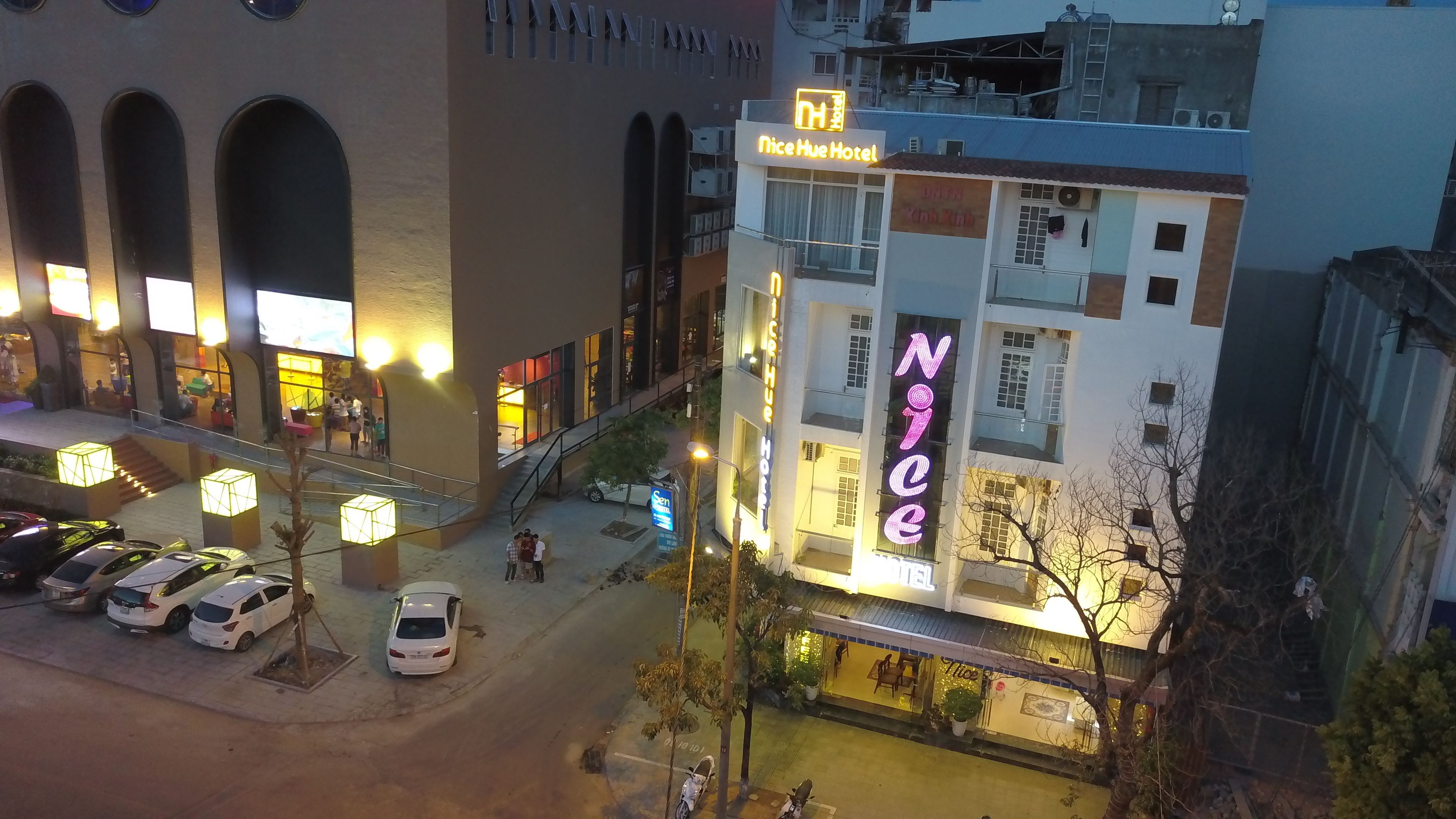 住宿正面 - 傍晚/夜晚