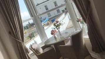 Studio Luxe, accessible aux personnes Ă mobilitĂ© rĂ©duite, salle de bains attenante (Studio - Ground) | Ăquipements de la chambre