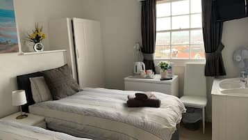 Basic Double or Twin Room, Shared Bathroom, City View (Twin/Double Room 3rd Flr) | Room amenity