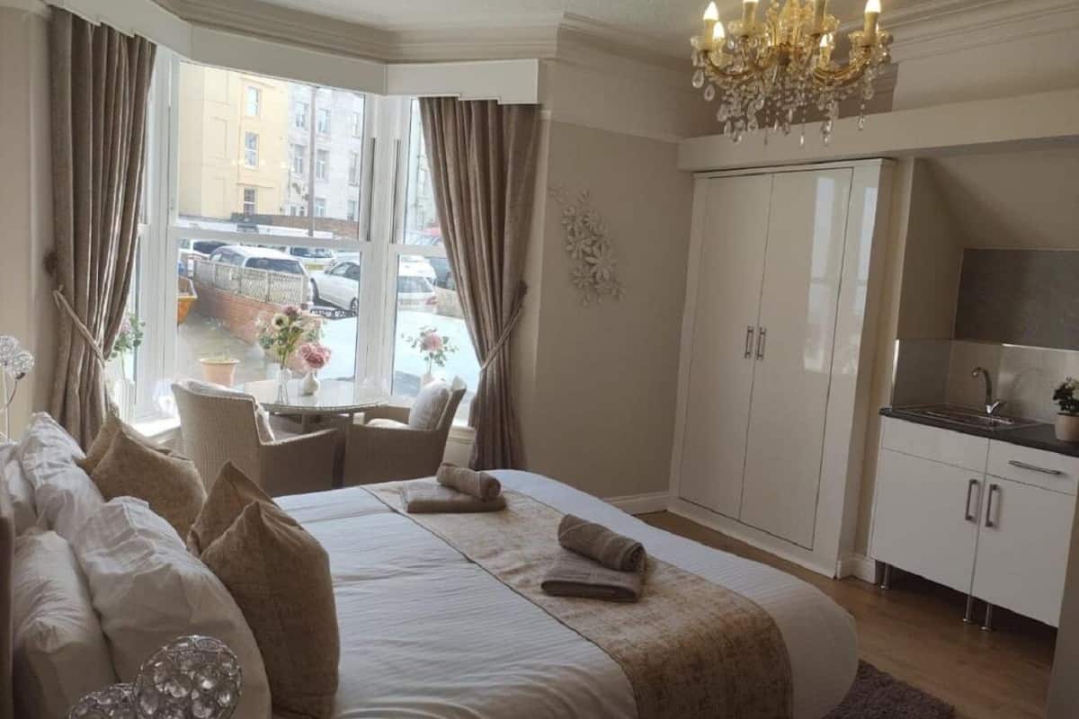 Luxury Studio, Accessible, Ensuite (Studio - Ground) | Room amenity
