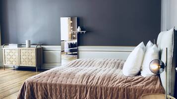 Une chambre à coucher avec un lit, une table de chevet et une commode.