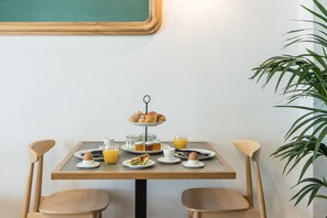 Café da manhã com pratos da culinária local grátis todos os dias