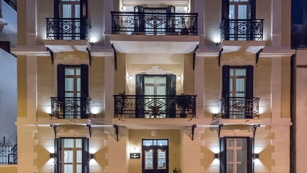 Fachada de la propiedad por la tarde o noche