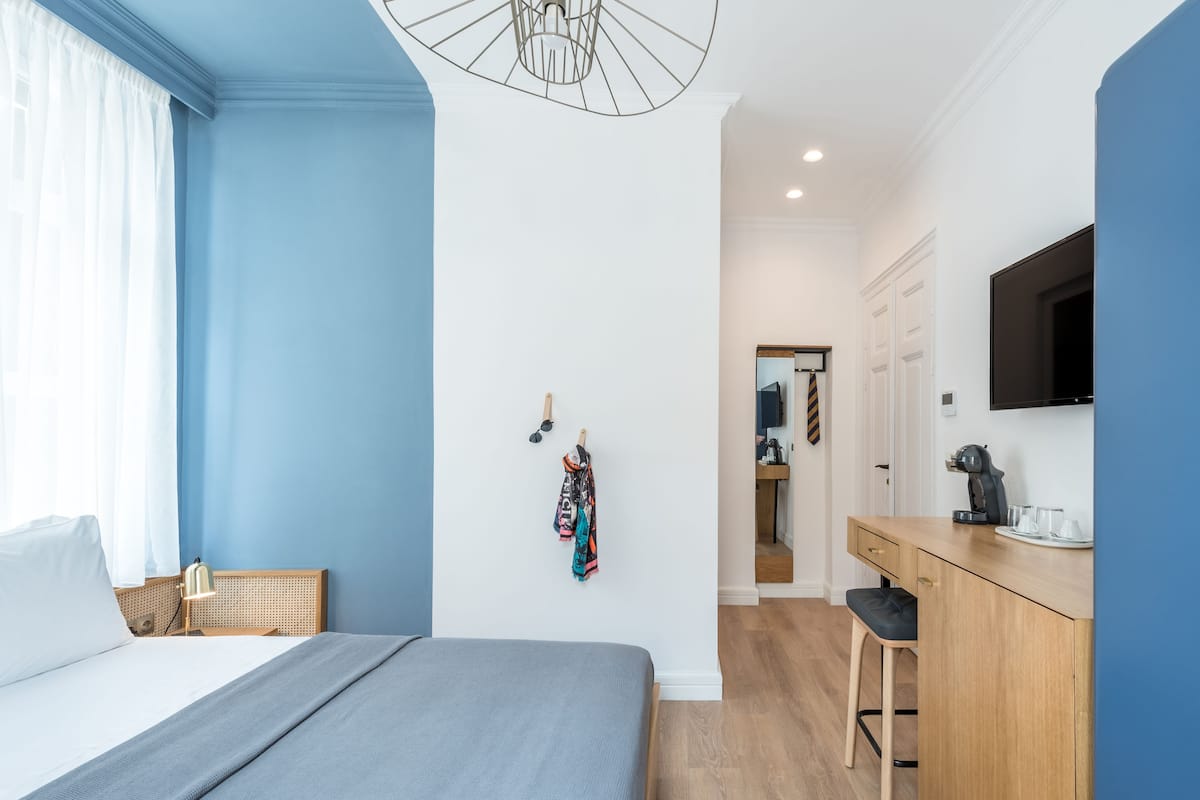 Ropa de cama de alta calidad y caja de seguridad en la habitación