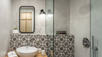 Tweepersoonskamer | Badkamer | Een douche, gratis toiletartikelen, een haardroger, pantoffels