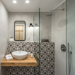 Quarto casal | Banheiro | Chuveiro, produtos de toalete grátis, secador de cabelo, chinelos