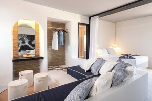 Horizon Suite | Living area | 32-inch Smart TV with premium TV channels, TV - Ifestau.4 (Santorini)