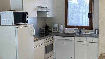 Réfrigérateur, micro-ondes, four, lave-vaisselle