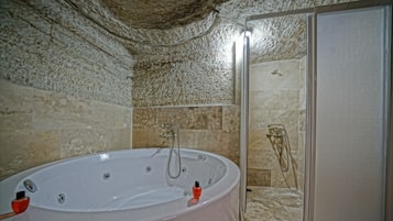 Luxury Süit | Bathroom | Hair dryer, slippers, towels