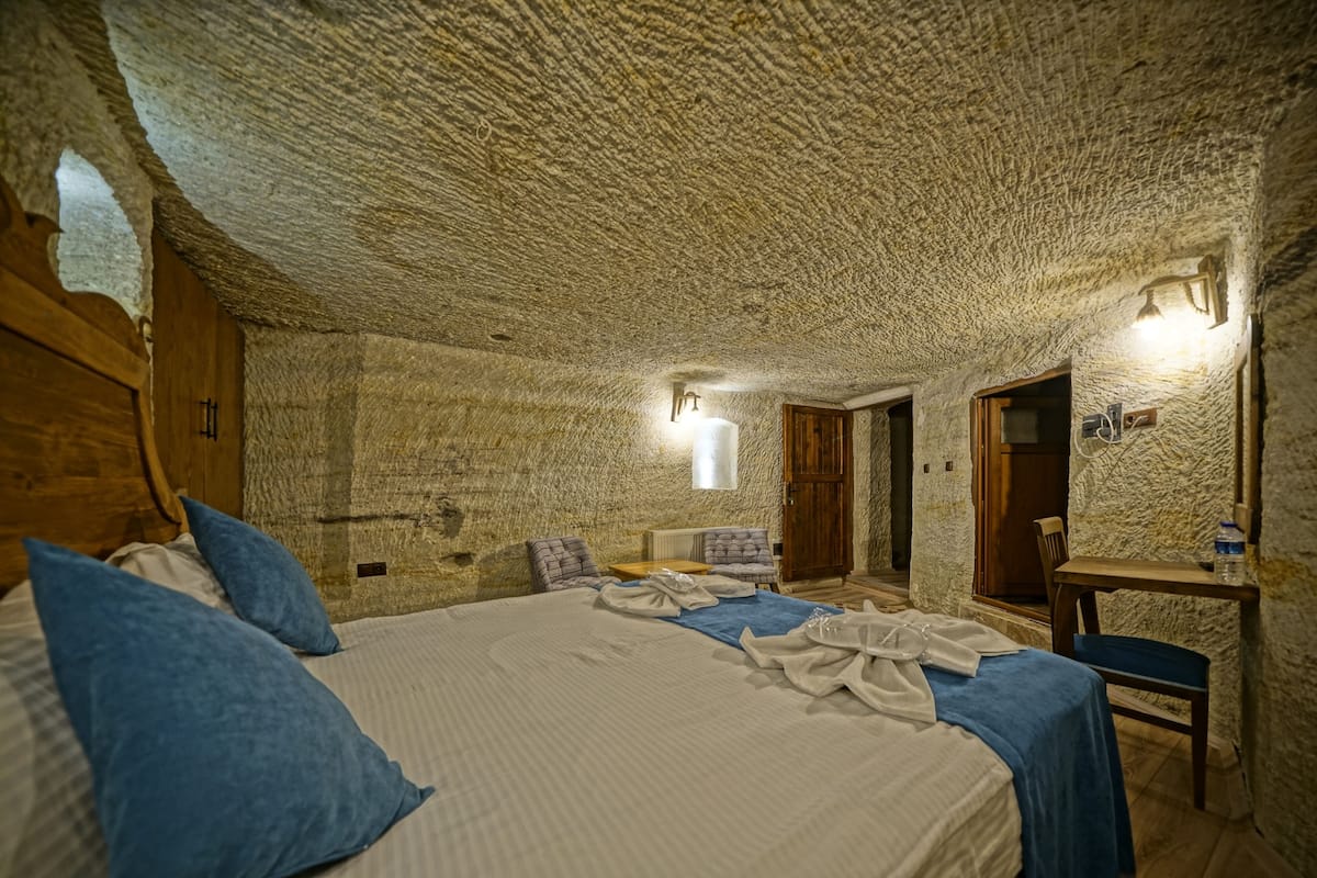 102 STANDARD CAVE ROOM | Egyptian cotton sheets, premium bedding, desk, soundproofing