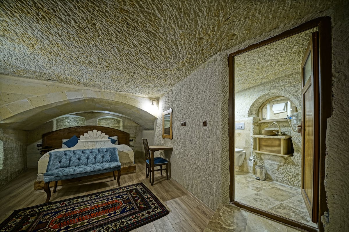 Junior Suite | Egyptian cotton sheets, premium bedding, desk, soundproofing